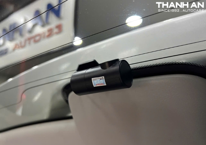 Thiết kế camera hành trình Vietmap S860 nhỏ gọn trên kính lái